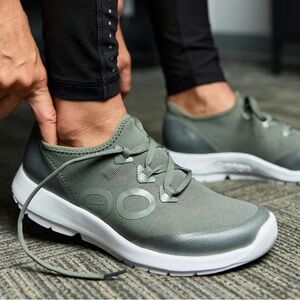 Oofos Oomg Sports Sneakers Mens in Olive Green Size 12